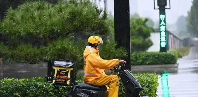 高管失业外卖女骑手暴增35%_开网约车也能送外卖_女骑手经济压力家庭责任平台规则