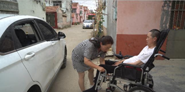 新闻周刊｜我带渐冻症丈夫开网约车