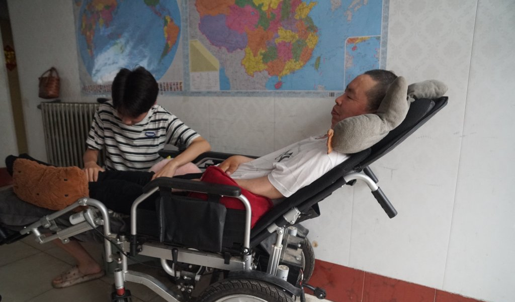 渐冻症家庭生活_开网约车也能送外卖_渐冻症夫妻开网约车