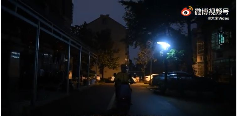 银行行长送外卖_中年人转行网约车_开网约车也能送外卖