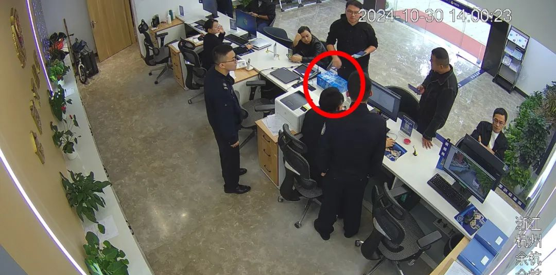 网约车司机接到订单却中途放弃生意,原来又是这个神秘包裹!