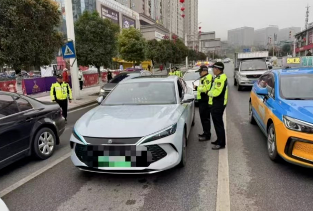 亏大了！顺风车线下交易被查，车费全额退还，司机被罚7000元